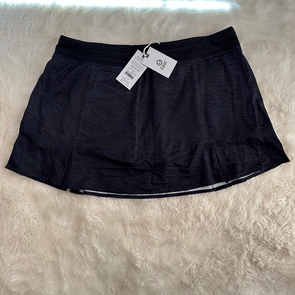 TASC brand golf skort size L. Fun zebra print. NWT